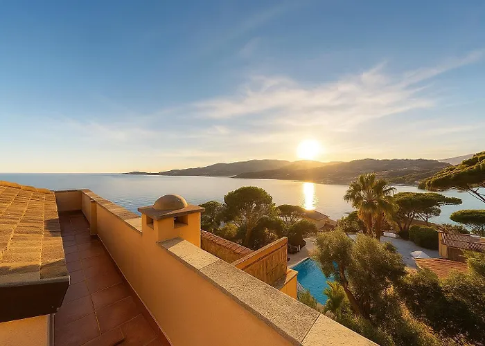 Attico San Faustino: Beachfront Villa with Panoramic Sea Views